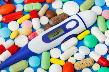 Poster - Pills and electronic thermometer (36.6 degrees) - medical background