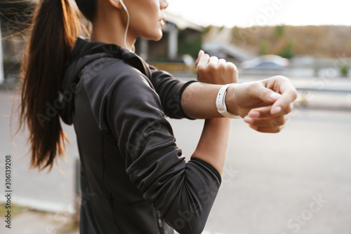 Fotografía Strong fitness woman make stretching exercises