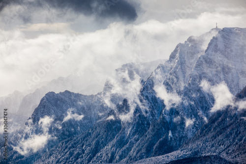 Plakaty Karpaty   piekna-panorama-gorska-zima-z-mgla-i-chmurami-gory-bucegi-widziane-z-postavaru