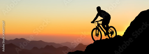 Dekoracja na wymiar  podbijanie-gorskich-szczytow-przez-rowerzyste-w-krotkich-spodenkach-i-koszulce-na-nowoczesnym-rowerze-typu-hardtail-z-wlokna-weglowego
