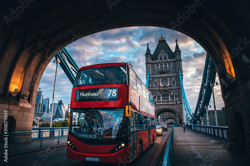 Fotografía Red double decker bus at the Tower Bridge in London
