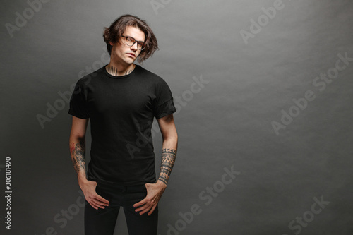 Fotografía Hipster handsome male model with glasses wearing black blank t-shirt and black j