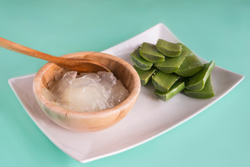 Wall Mural - aloe vera leaves and wooden bowl 