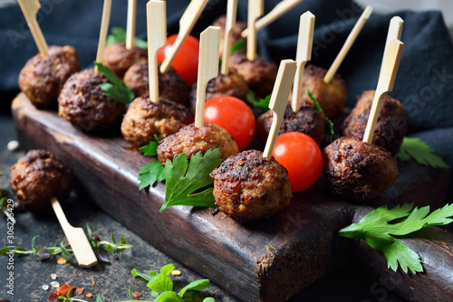 Fotografía Pikante und kross gebratene Hackbällchen auf Spießchen als Tapas oder Partysnack