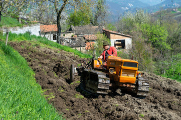 Trattore a Cingoli