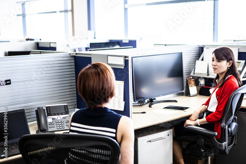 女性社員のオフィス風景 Stock Photo Adobe Stock 女性社員のオフィス風景 Stock Photo Adobe Stock
