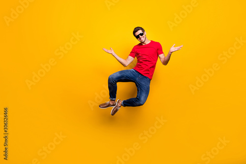 Photographie Full length photo of cheerful candid guy enjoy luxury resort spring time recreat