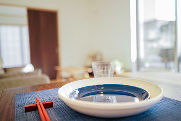 Aufkleber - 新婚夫婦が暮らす家 庭の見えるリビングダイニング_3