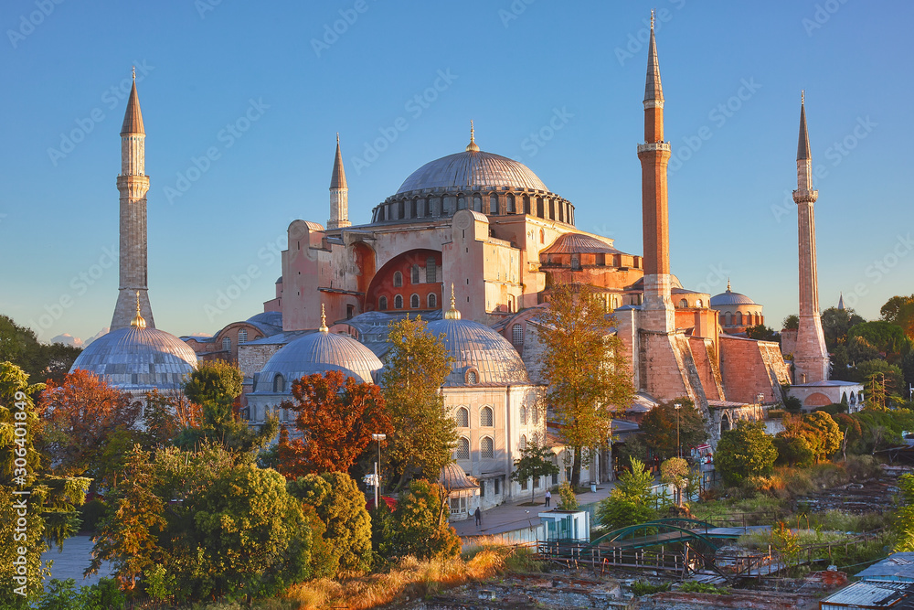 Obraz na płótnie View to Hagia Sofia, beautiful historic landmark in Sultanahmet, Istanbul w salonie