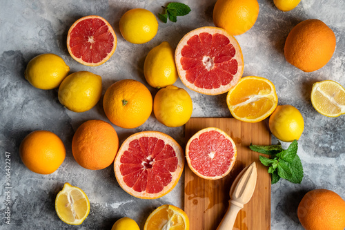 Cuadros en Lienzo Top view on fresh citrus fruits composition with oranges, lemons, grapefruits an
