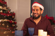 © Gener Vázquez - Retrato de chico festejando la navidad brindando con alegría
