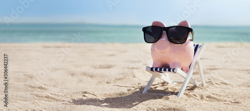 Fotomural Pink Piggybank On Deck Chair Over The Sandy Beach