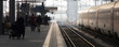 © tina7si - Streetlife: Menschen warten am Bahnsteig auf den verspäteten Zug