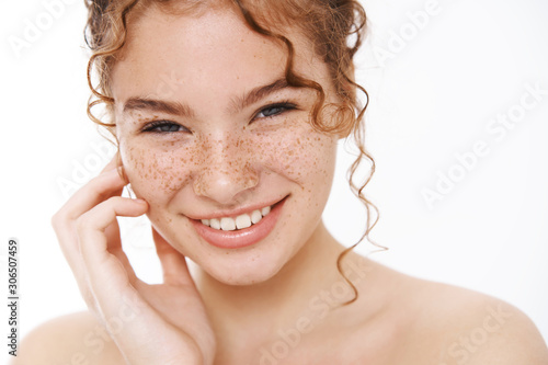 Photographie Headshot attractive sassy carefree redhead curly-haired girl naked freckled chee