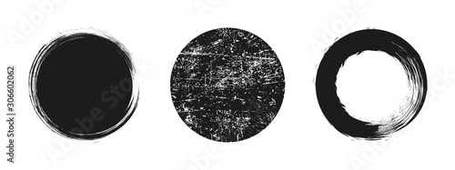 Fotografía Set different circle brush strokes, hand drawn paint brush circle logo frame – v