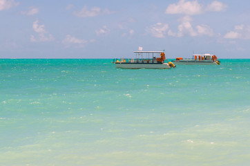 Linda imagem de barco navegando em um paraíso tropical.Beautifu