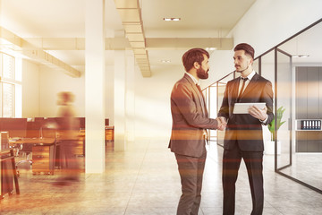 Canvas Print - Businessmen in white office hall