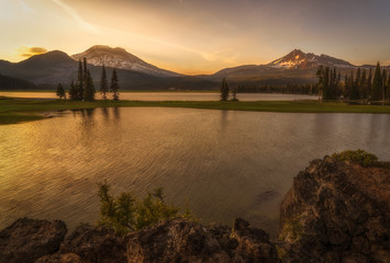 Wall Mural - Sunset Glow at Sparks Lake - Oregon