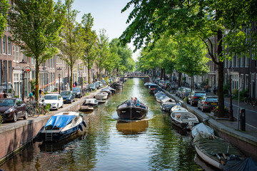 Voyage à Amsterdam dans la capitale de la Hollande Pays-Bas des maisons dansantes sur le fleuve Amstel point de repère dans le vieux paysage de la ville européenne printanier