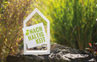 canvas print picture - Weißes Haus vor natürlichen Hintergrund mit Schild Nachhaltigkeit