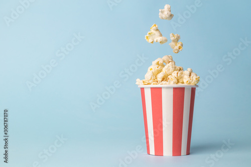 Cuadros en Lienzo Falling popcorn in box isolated on blue.