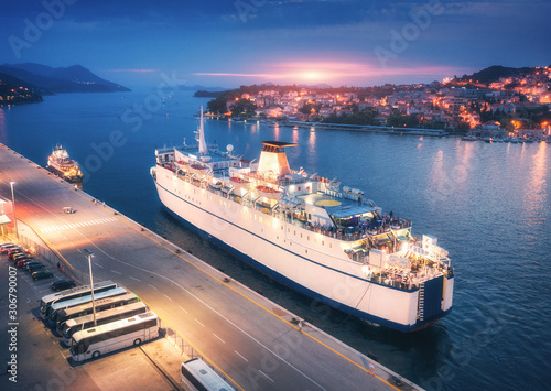 Fotomural Aerial view of cruise ship in port at sunset