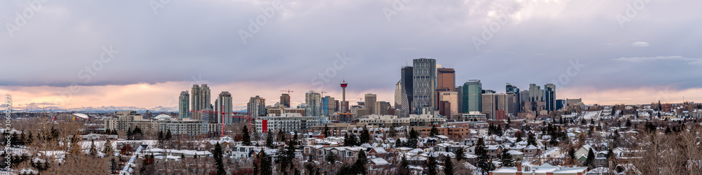 Panoramic of Calgary's skyline on a cold winter evening.  - obrazy, fototapety, plakaty 