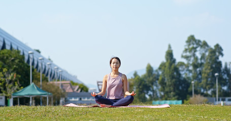 Poster - Woman do yoga at park