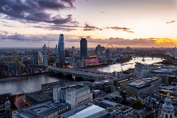 Fototapete - Die Stadtlandschaft von London, Großbritannien, entlang der Themse bis anch Westminster nach Sonnenuntergang