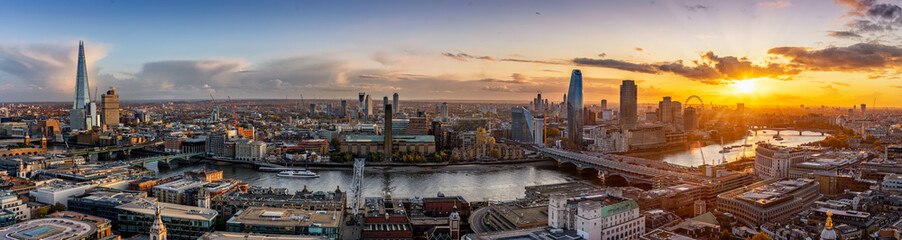 Fototapete - Weites Panorama der Skyline von London, Großbritannien, bei Sonnenuntergang