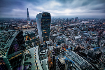 Fototapete - Blick auf die Skyline von London mit den modernen Bürogebäuden an einem wolkigem Nachmittag, Großbritannien