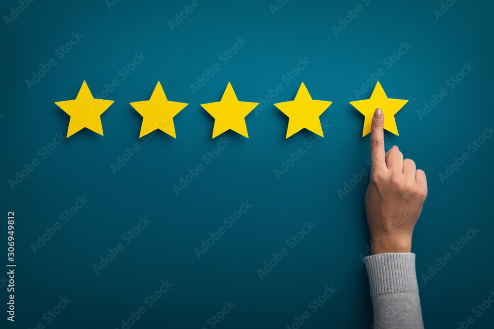 Woman hand showing on five star excellent rating - obrazy, fototapety, plakaty 
