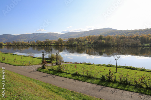 Cuadros en Lienzo Weinbau an der Mosel: Die Mosel bei Schloss und Weinort Lieser nahe Bernkastel-K
