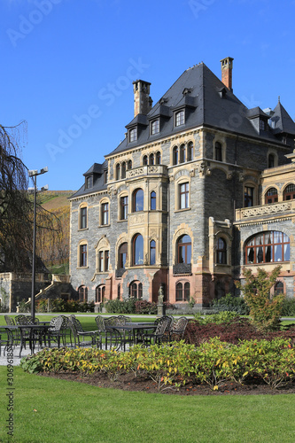Fotografía Weinbau an der Mosel: Blick auf Garten und historisches Schloss Lieser im Weinor