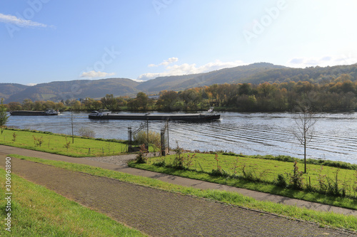 Cuadros en Lienzo Weinbau an der Mosel: Transportschiff auf der Mosel bei Schloss und Weinort Lies