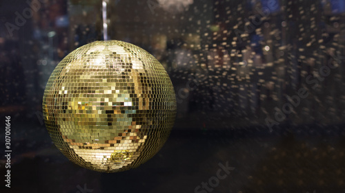 Cuadros en Lienzo Golden mirror disco ball with bright golden rays, night party background with copy space