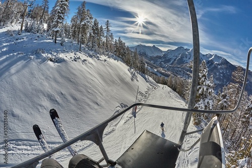 Fotografía Skiing slope in the Alps with snowy trees in Les Arres, France from sitting on a