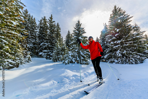 Dekoracja na wymiar  kobieta-na-nartach-biegowych-w-sloneczny-zimowy-poranek-w-szwajcarskich-alpach-thyon-les-collones-valaise