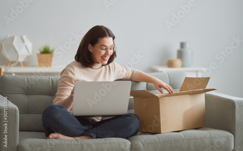 Fotomural woman is holding cardboard box