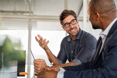Fotomural Businessman discussing project with colleague