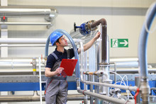 Industriearbeiter Kontrolliert Anlage In Einer Modernen Fabrik // Industrial Worker Controls Plant In A Modern Factory