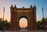 Fototapeta Łazienka - Arch of Triumph at sunrise in ciutadella park, Barcelona, Spain