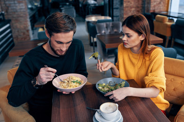 Canvas Print - young couple having dinner in restaurant