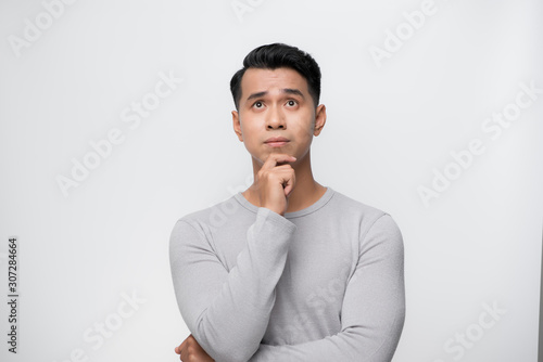Fotomural Studio shot of young handsome Asian man against white background