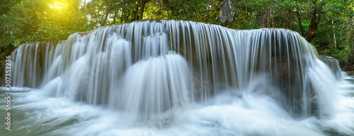 Dekoracja na wymiar  panoramiczny-piekny-wodospad-w-glebokim-lesie-w-tajlandii