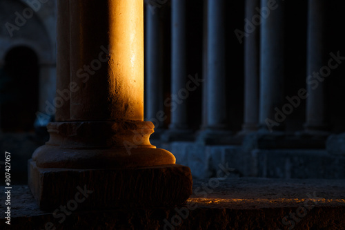 Cuadros en Lienzo ancient colonnade in the cloister of the abbey of Fossanova, dating back to 1200 AD, an hour away from Rome