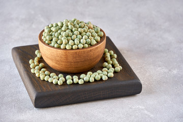 Wall Mural - Bowl of dried green  peas on wooden board    