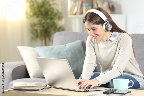 Fotomural Happy girl e-learning with laptop and headphones