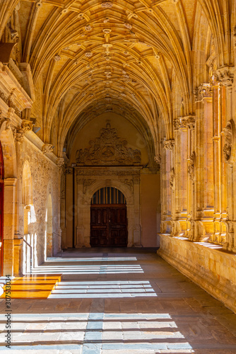  Plakaty arkady   korytarz-wewnetrznego-dziedzinca-klasztoru-san-esteban-w-salamance-w-hiszpanii