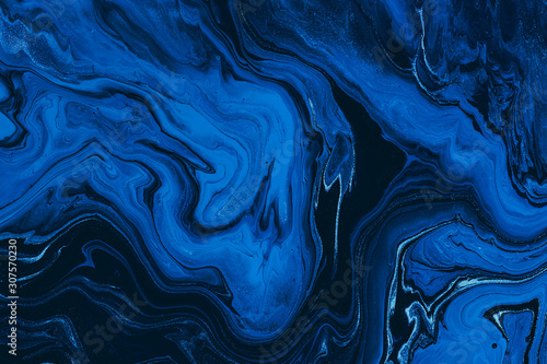 Dekoracja na wymiar  recznie-malowane-tlo-mieszanymi-plynnymi-niebieskimi-i-zlotymi-farbami-klasyczny-niebieski-kolor